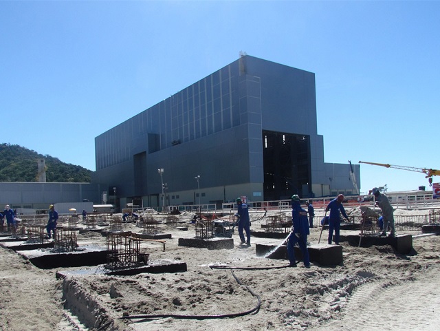 On 12 December, the President of the Brazilian Republic, Dilma Rousseff, officially inaugurated the main hall of the submarine construction shipyard, located in Itaguaí in the Bay of Sepetiba. This industrial facility brings together specific resources and tools for the assembly and equipping of Scorpene submarine sections in the frame of the Brazilian Navy submarine programme. DCNS also provides support for the non-nuclear part of the first nuclear-powered Brazilian submarine.