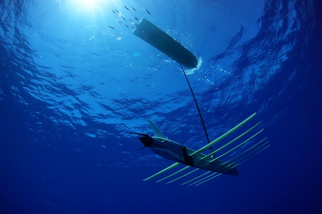At AAD 2014 (Africa Aerospace and Defence Exhibition which took place from the 17 to 21 September in South Africa) US company Liquid Robotics was showcasing its revolutionary Wave Glider SV3 hybrid unmanned underwater vehicles (UUV) / unmanned surface vehicle. The Wave Glider is a unique wave and solar propelled 2 parts system (one on the surface, the other under water).