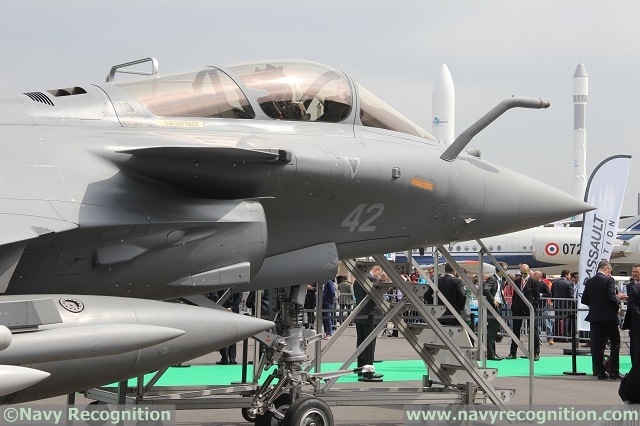 The first flight of a Rafale M multi-role fighter belonging to fighter airwing 17F took place on September 19 2016 at the Landivisiau naval air base. The event follows the decomissioning of the Super Etandard Modernisé or SEM on July 12th.