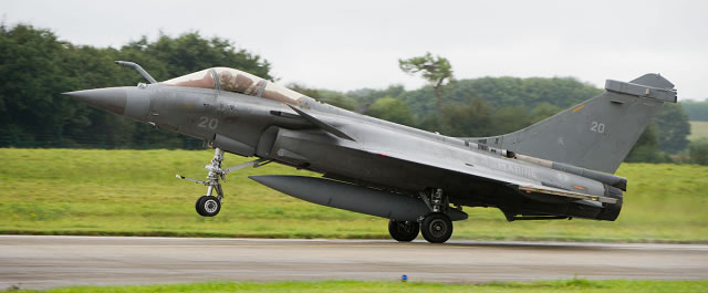 The first flight of a Rafale M multi-role fighter belonging to fighter airwing 17F took place on September 19 2016 at the Landivisiau naval air base. The event follows the decomissioning of the Super Etandard Modernisé or SEM on July 12th.