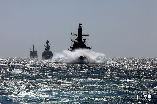 A taskforce of the Navy of the Chinese People’s Liberation Army (PLAN) which is composed of the guided missile destroyer “Lanzhou” and the guided missile frigate “Liuzhou” carried out a maritime joint exercise with the frigates “Lynch” (FF-07) and “Capitán Prat” (FFG-11), and five airplanes of the Chilean Navy on October 10, 2013.