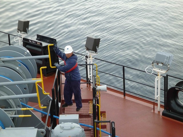 A crew member of Montford Point secures the ship’s aft lines as part of the initial mooring operations with Bob Hope.